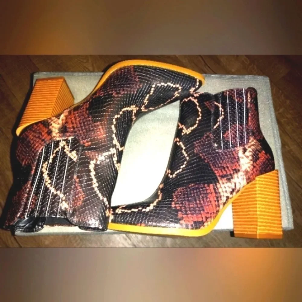 Ladies SNAKE SKIN MULTICOLOR BEAUTIFUL BOOTS SZ 6